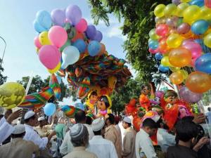 Pakistanis Flock to Hometowns for `Eid